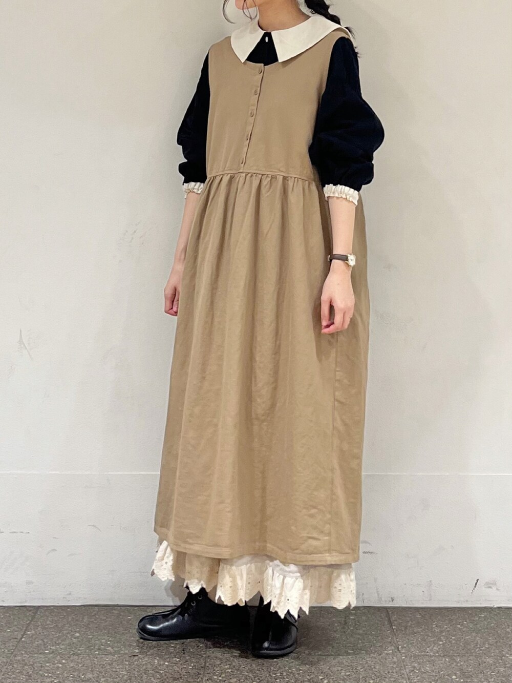 ブラック系のシャツ/ブラウス、ベージュ系のスカート、ベージュ系のワンピースを着用したレディースの冬コーディネートの4枚目の写真