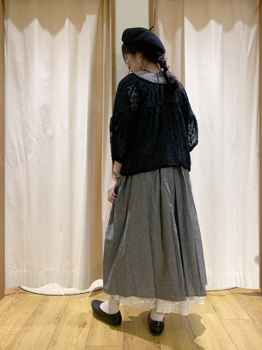 グレー系のワンピース、ブラック系のシャツ/ブラウス、ホワイト系のスカートを着用したレディースの夏コーディネートの3枚目の写真