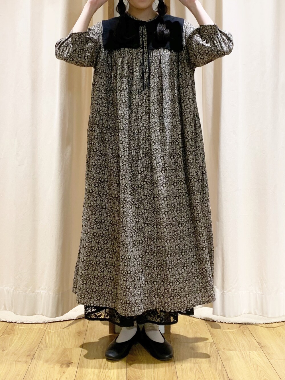 グレー系のワンピース、ブラック系のシャツ/ブラウス、ブラック系のTシャツ/カットソーを着用したレディースの夏コーディネートの2枚目の写真