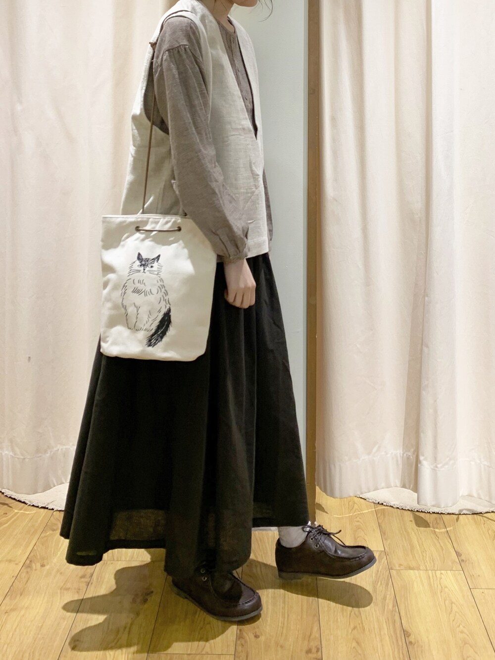 ホワイト系のベスト、ブラウン系のシャツ/ブラウス、ホワイト系のTシャツ/カットソーを着用したレディースの夏コーディネートの2枚目の写真