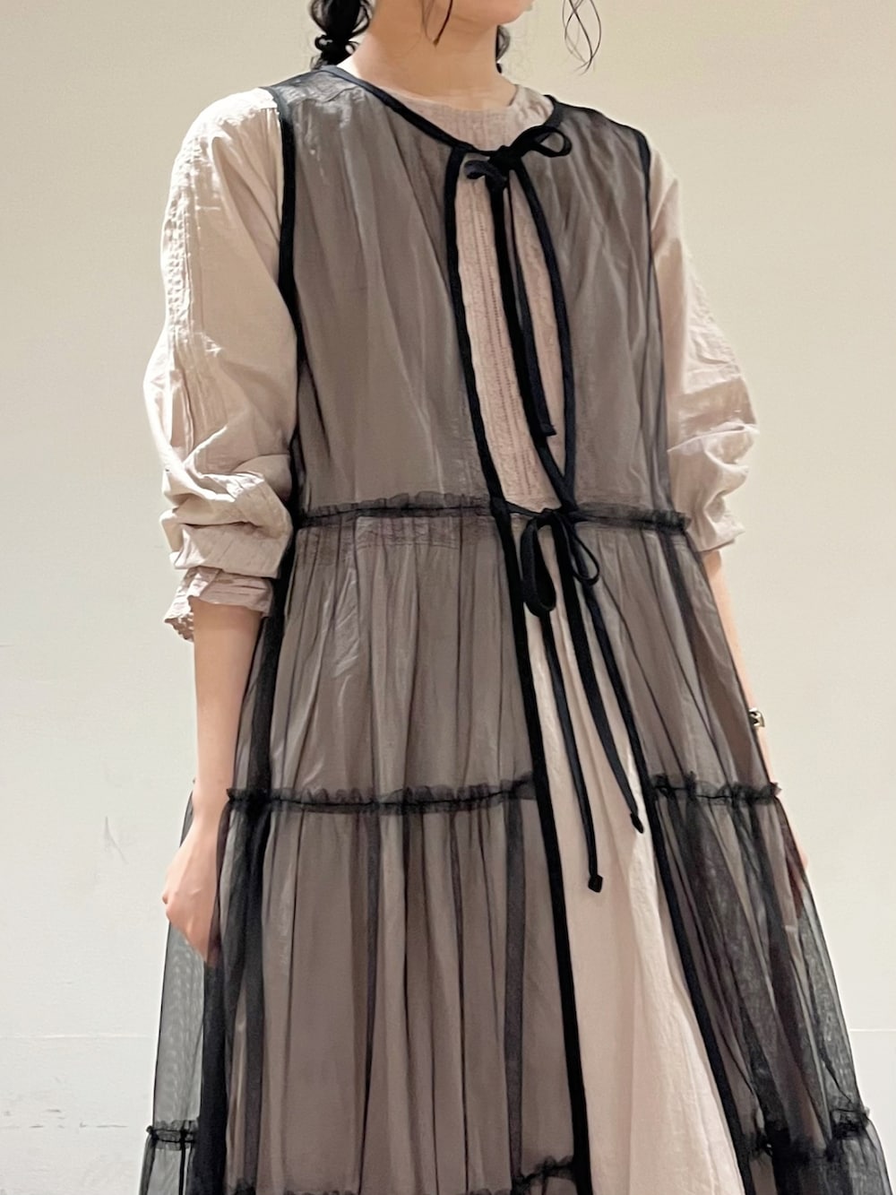 「ゆるコーデ、ナチュラル、ガーリー、Samansa Mos2、サマンサ モスモス(Samansa Mos2)、春コーデ、モノトーン、ワンピース」｜「Samansa Mos2のレース切替ワンピース（ワンピース、ベージュ系）」を使った、marin.🐏さん（レディース・160cm）の春コーディネートの5枚目の写真
