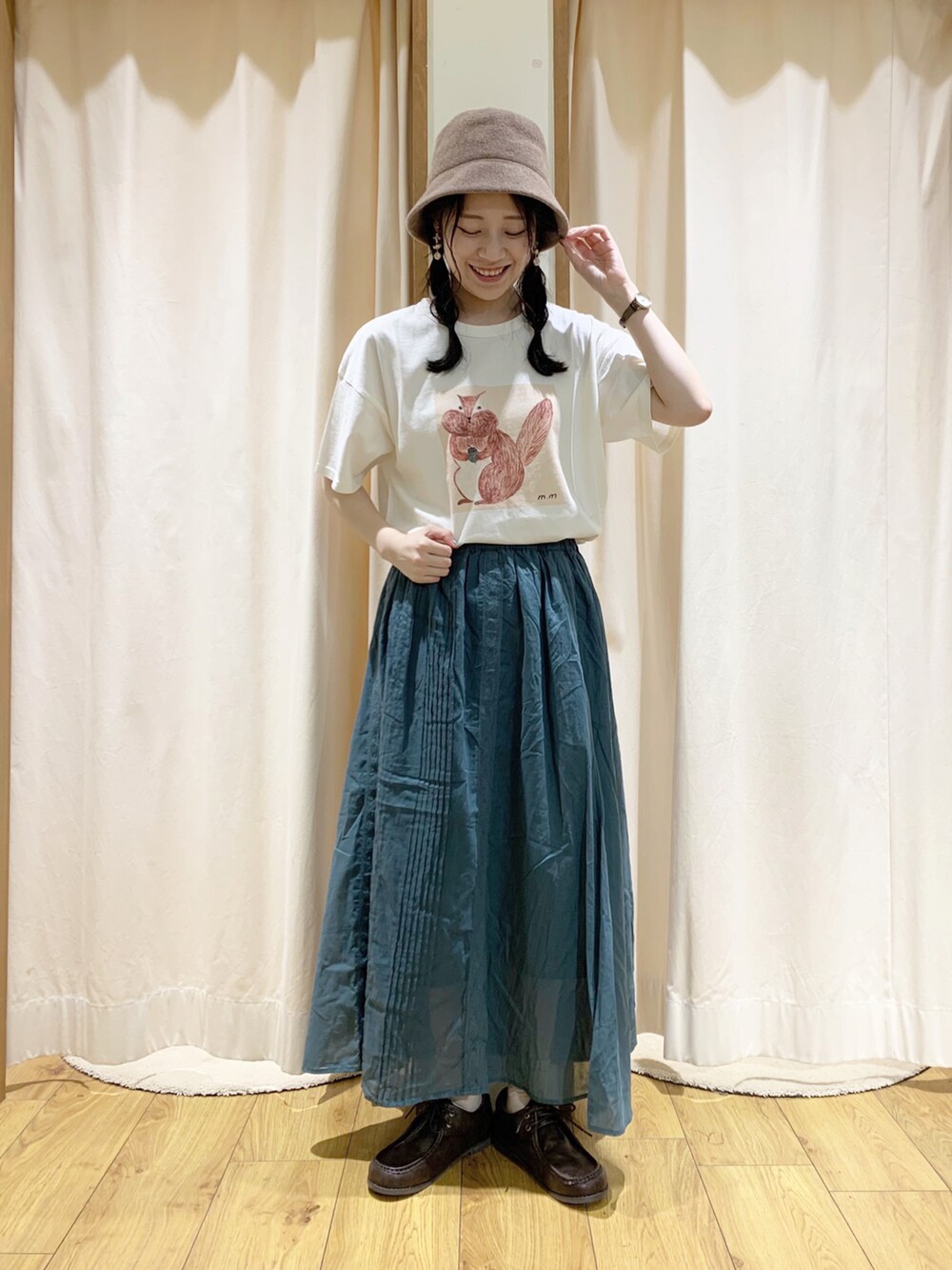 ホワイト系のTシャツ/カットソー、ホワイト系のシャツ/ブラウス、ホワイト系のTシャツ/カットソーを着用したレディースの夏コーディネートの5枚目の写真