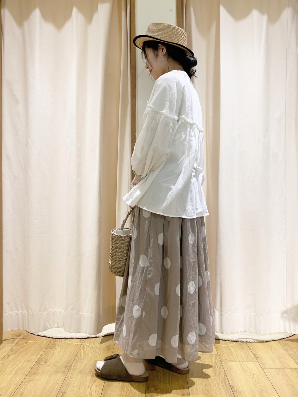 ホワイト系のTシャツ/カットソー、ホワイト系のシャツ/ブラウス、ホワイト系のTシャツ/カットソーを着用したレディースの夏コーディネートの3枚目の写真