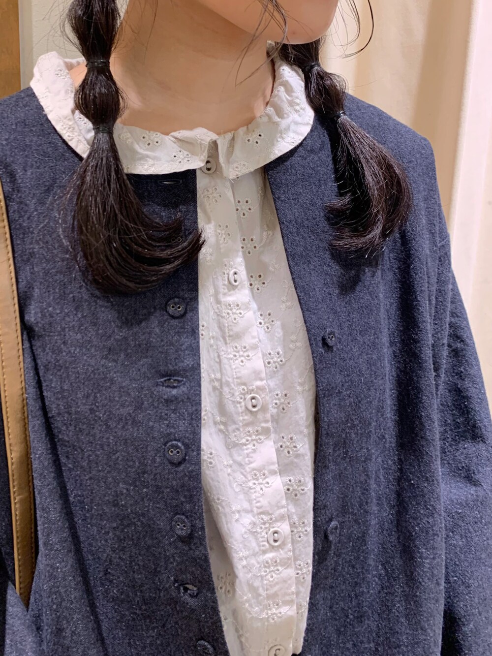 グレー系のノーカラージャケット、ホワイト系のシャツ/ブラウス、グレー系のスカートを着用したレディースの秋コーディネートの5枚目の写真