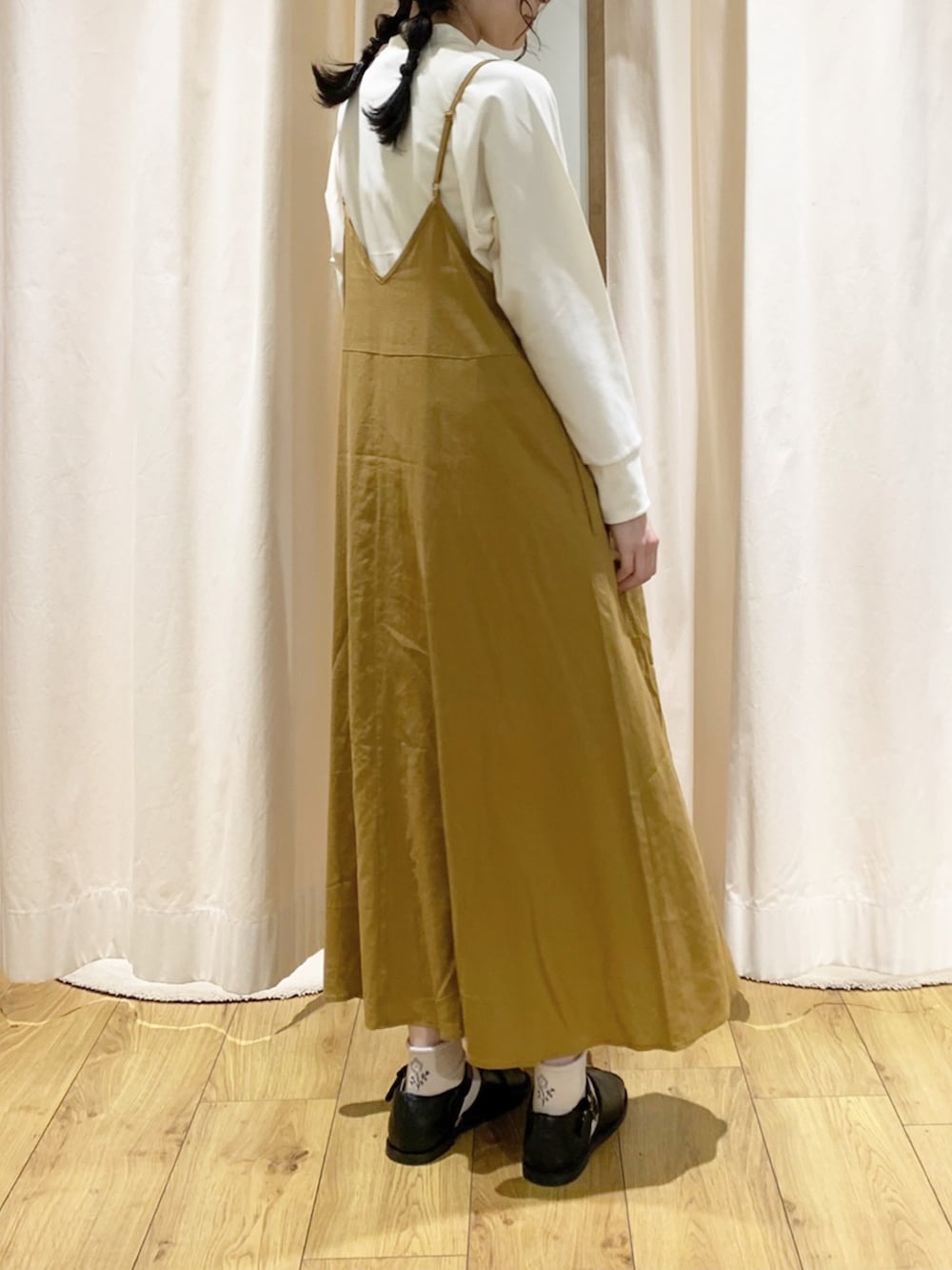 ブラウン系のワンピース、ホワイト系のカーディガン/ボレロ、ブラウン系のサンダルを着用したレディースの春コーディネートの2枚目の写真
