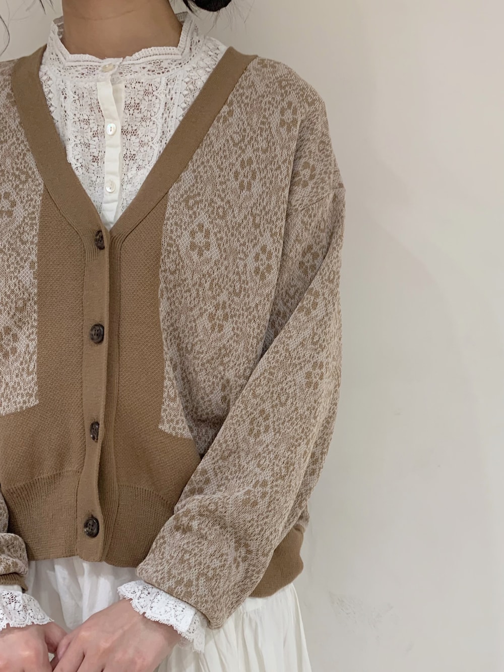 ベージュ系のカーディガン/ボレロ、ホワイト系のシャツ/ブラウス、ホワイト系のスカートを着用したレディースの春コーディネートの4枚目の写真