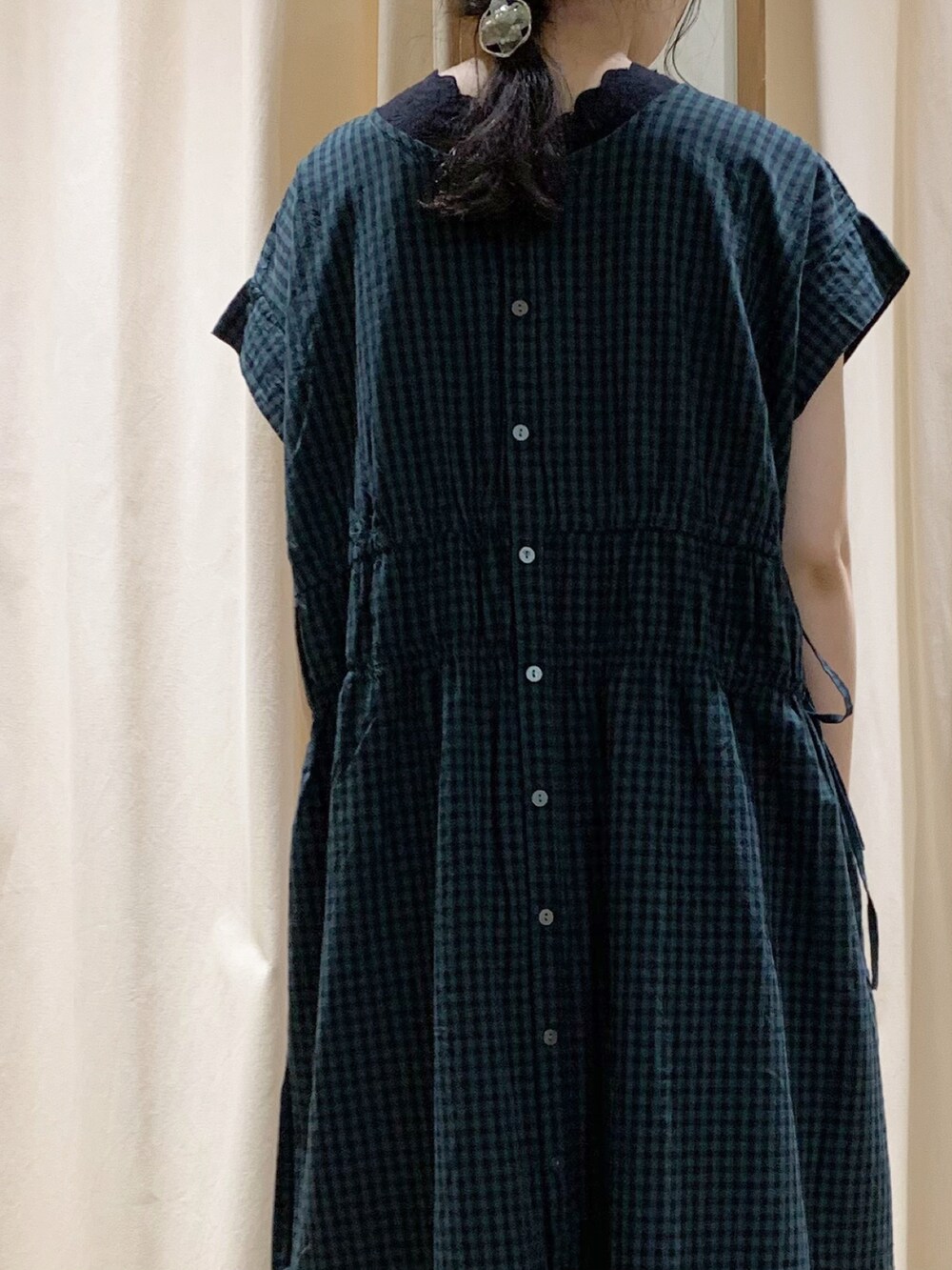 グリーン系のワンピース、ホワイト系のシャツ/ブラウス、ブラック系のTシャツ/カットソーを着用したレディースの夏コーディネートの2枚目の写真