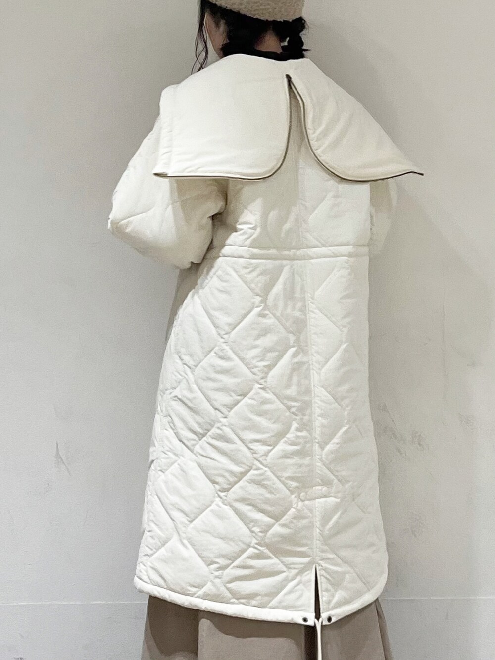 グレー系のシャツ/ブラウス、ブラウン系のカーディガン/ボレロ、ホワイト系のその他アウターを着用したレディースの秋コーディネートの5枚目の写真
