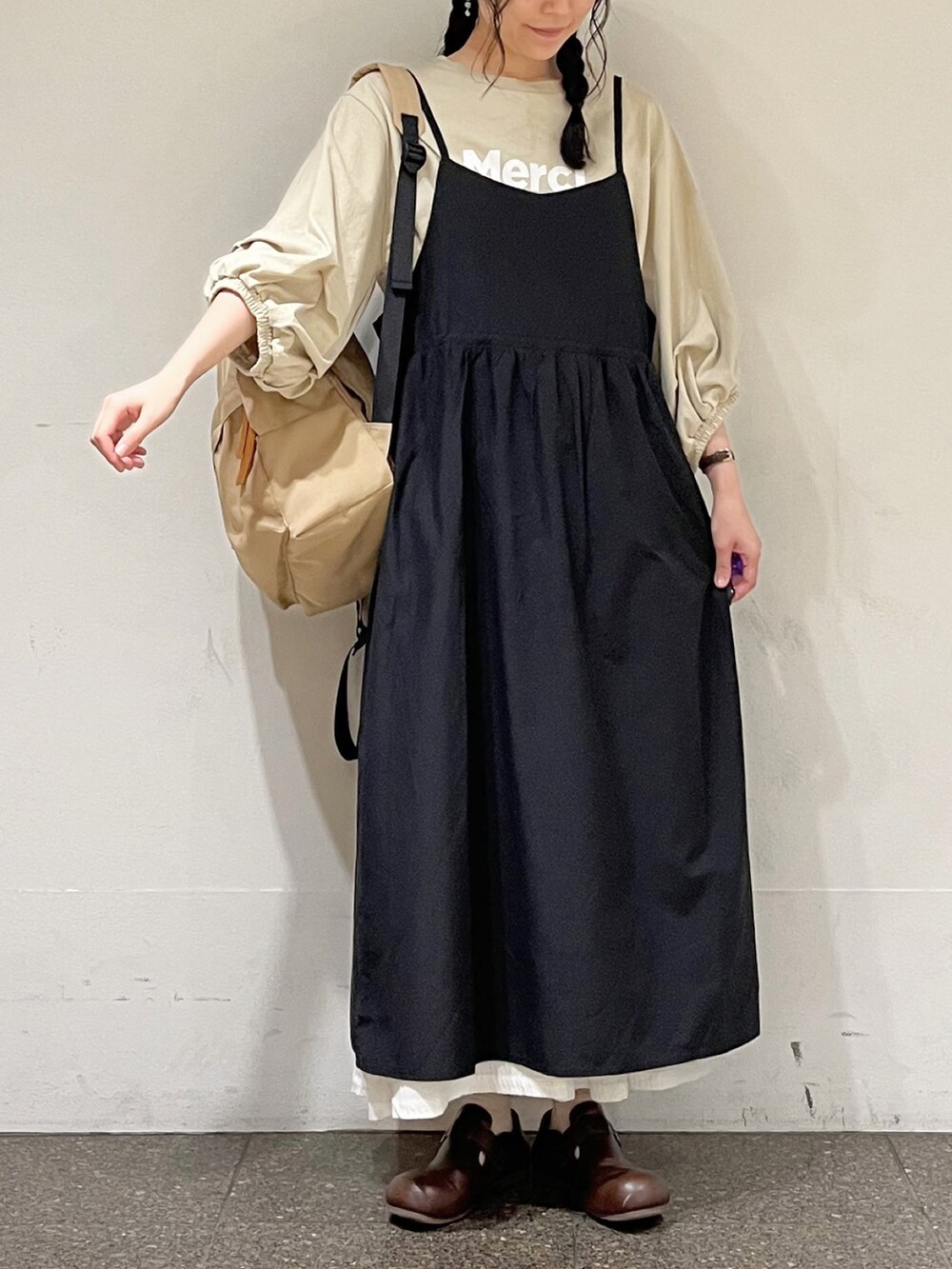 ベージュ系のTシャツ/カットソーを着用したレディースの春コーディネートの4枚目の写真