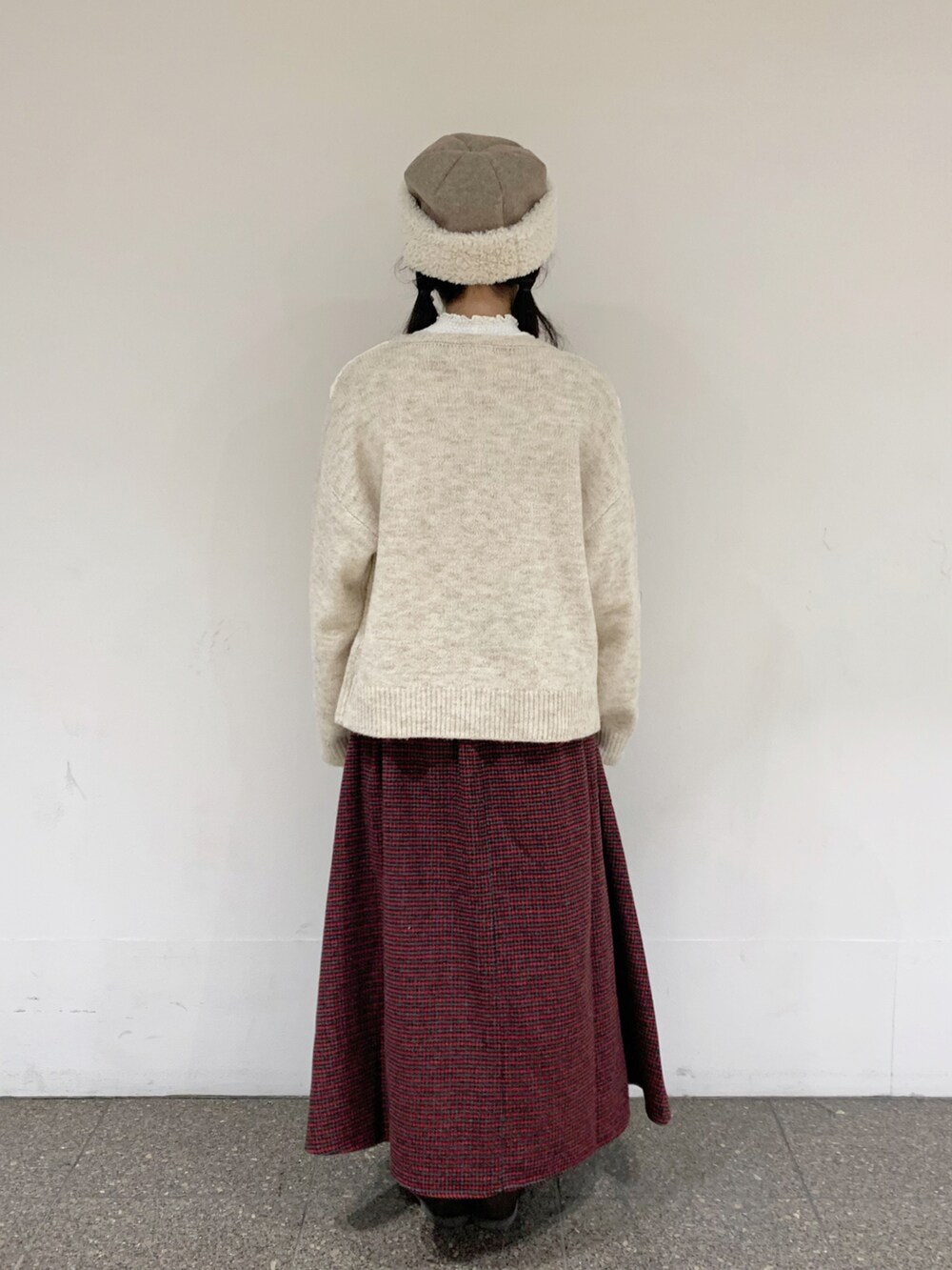 ホワイト系のカーディガン/ボレロ、グレー系のシャツ/ブラウス、ホワイト系のTシャツ/カットソーを着用したレディースの冬コーディネートの3枚目の写真