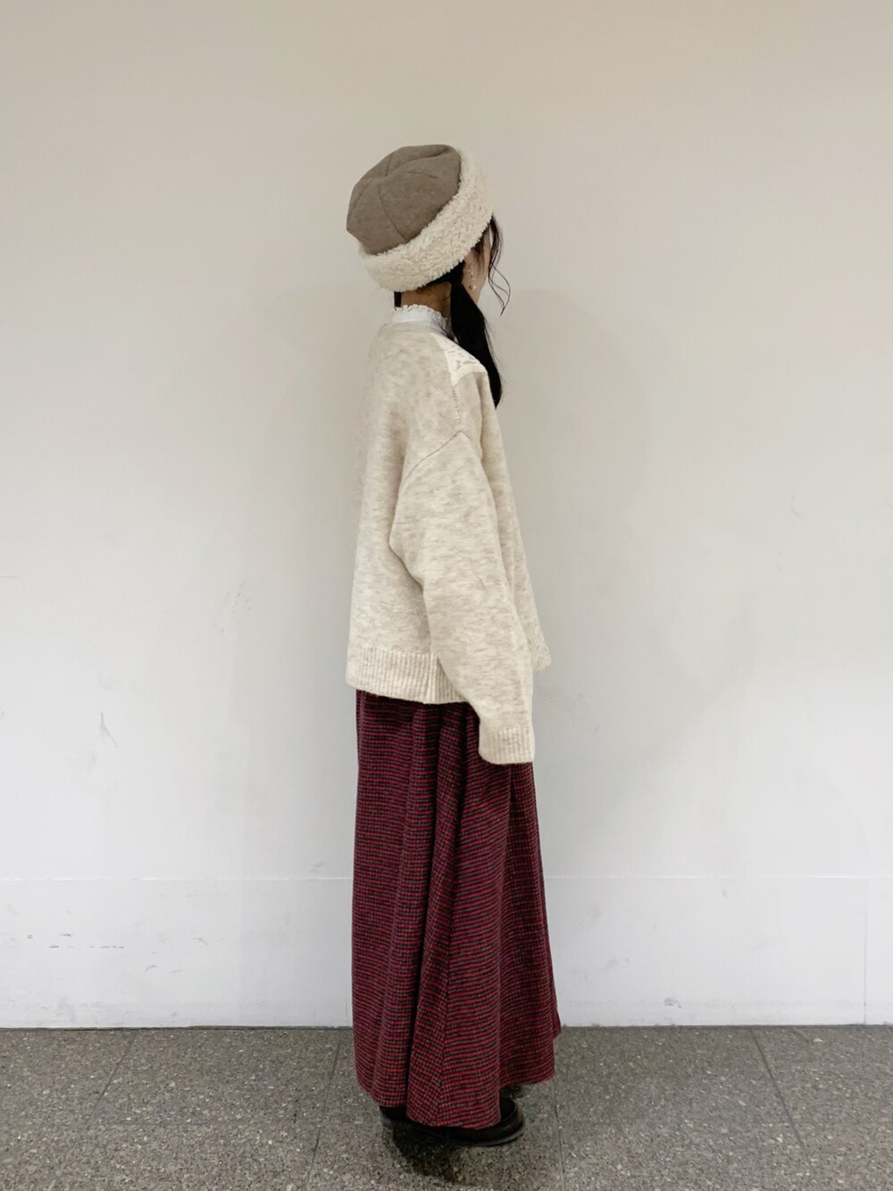 ホワイト系のカーディガン/ボレロ、グレー系のシャツ/ブラウス、ホワイト系のTシャツ/カットソーを着用したレディースの冬コーディネートの2枚目の写真