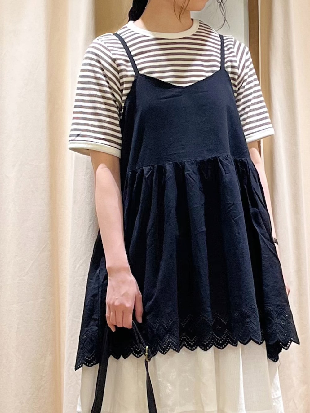 ホワイト系のTシャツ/カットソーを着用したレディースの春コーディネートの5枚目の写真