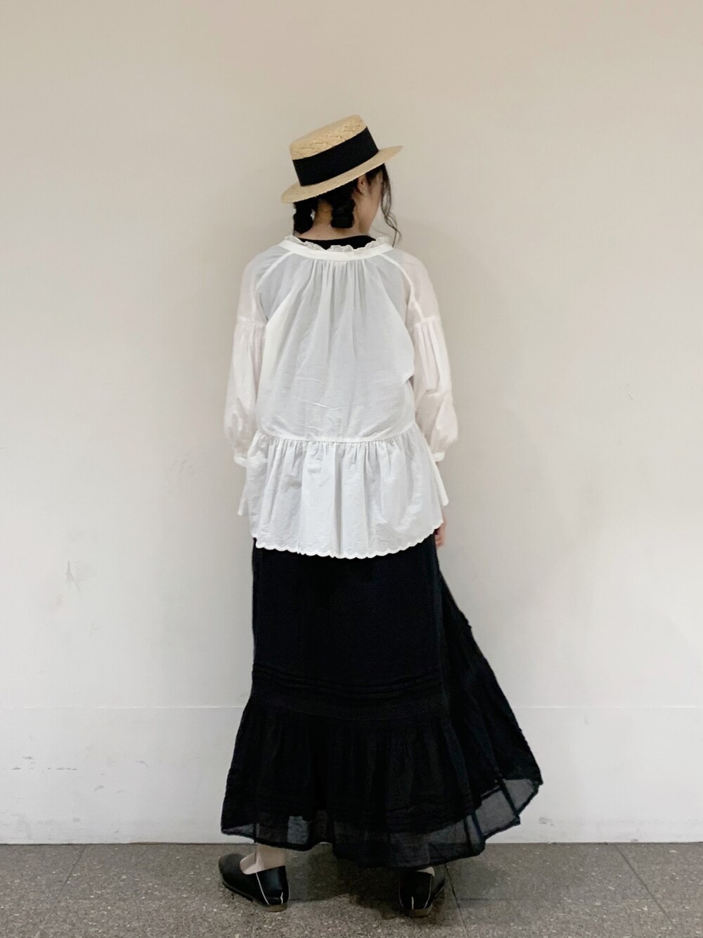 ホワイト系のシャツ/ブラウス、ブラック系のタンクトップ、ブラック系のワンピースを着用したレディースの夏コーディネートの4枚目の写真