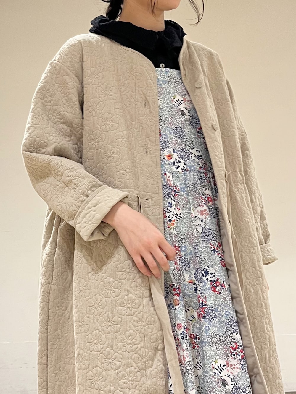 ブルー系のワンピース、ブラック系のシャツ/ブラウス、ベージュ系のその他アウターを着用したレディースの春コーディネートの5枚目の写真