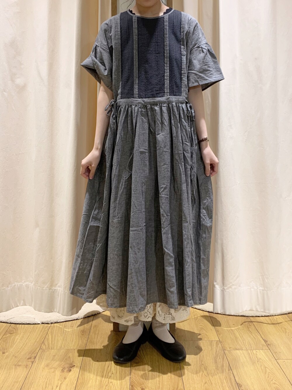 グレー系のワンピース、ブラック系のシャツ/ブラウス、ホワイト系のスカートを着用したレディースの夏コーディネートの5枚目の写真