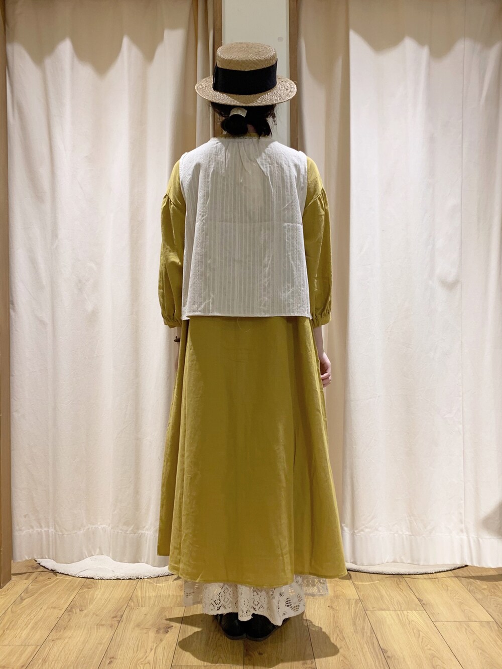 ホワイト系のベスト、ホワイト系のTシャツ/カットソー、ホワイト系のスカートを着用したレディースの夏コーディネートの5枚目の写真