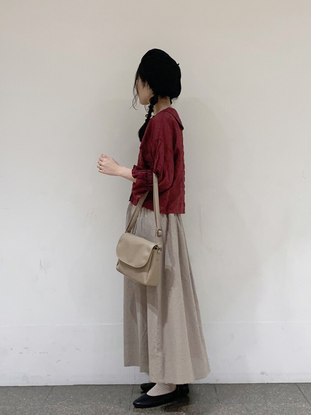 レッド系のシャツ/ブラウス、ベージュ系のスカート、ベージュ系のハンドバッグを着用したレディースの夏コーディネートの4枚目の写真