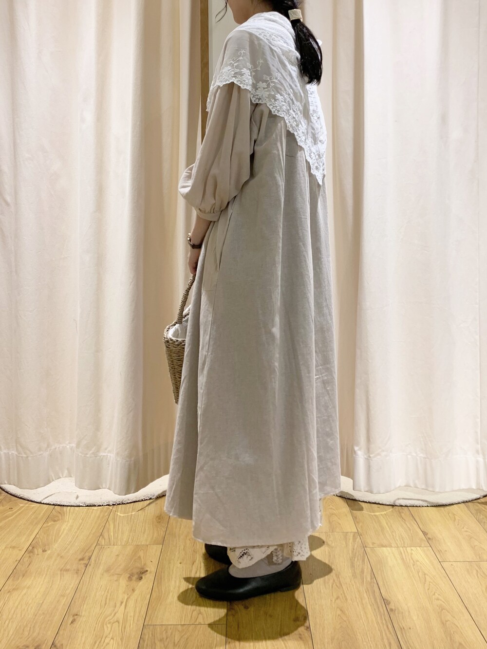 ブルー系のワンピース、ベージュ系のワンピース、ホワイト系のスカートを着用したレディースの夏コーディネートの3枚目の写真