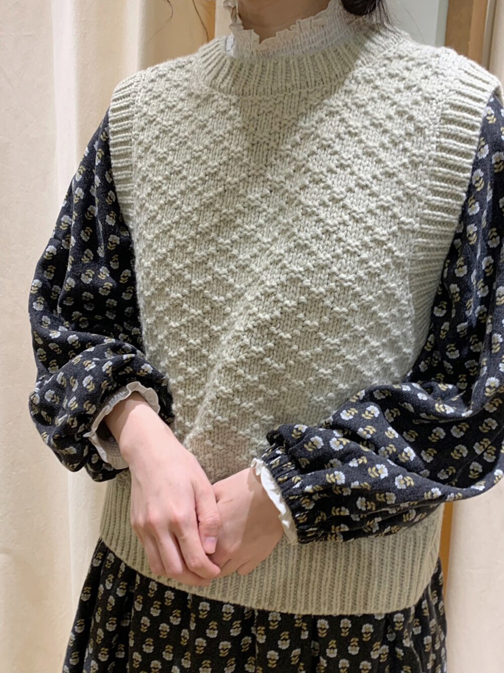 ベージュ系のベスト、ブラック系のワンピース、ホワイト系のシャツ/ブラウスを着用したレディースの冬コーディネートの4枚目の写真