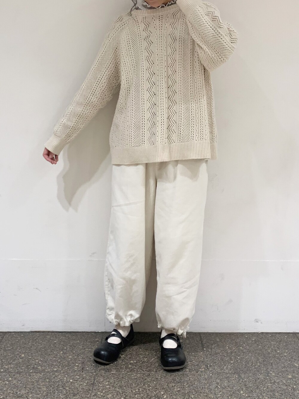ホワイト系のニット/セーター、ベージュ系のシャツ/ブラウス、ホワイト系のその他パンツを着用したレディースの冬コーディネートの4枚目の写真