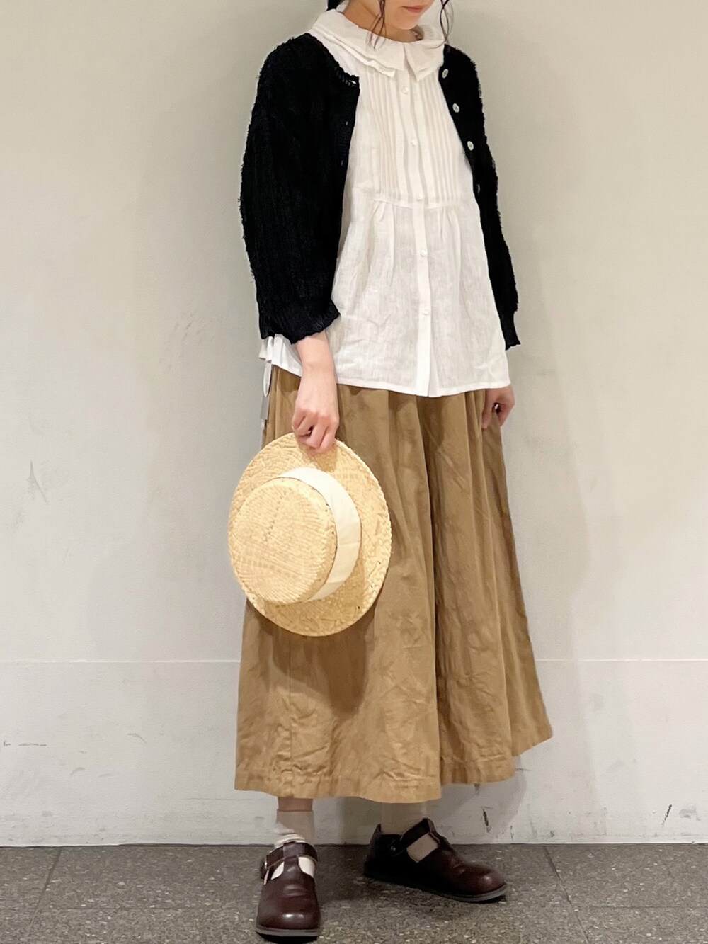 ホワイト系のシャツ/ブラウス、イエロー系のその他パンツ、ブラック系のカーディガン/ボレロを着用したレディースの春コーディネートの4枚目の写真