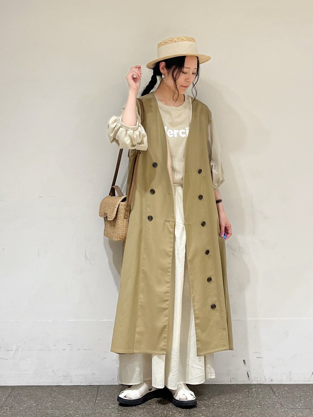 ベージュ系のTシャツ/カットソーを着用したレディースの春コーディネートの2枚目の写真