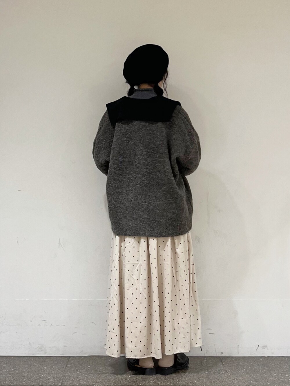 ブラック系のシャツ/ブラウス、ブラウン系のカーディガン/ボレロ、グレー系のニット/セーターを着用したレディースの秋コーディネートの4枚目の写真