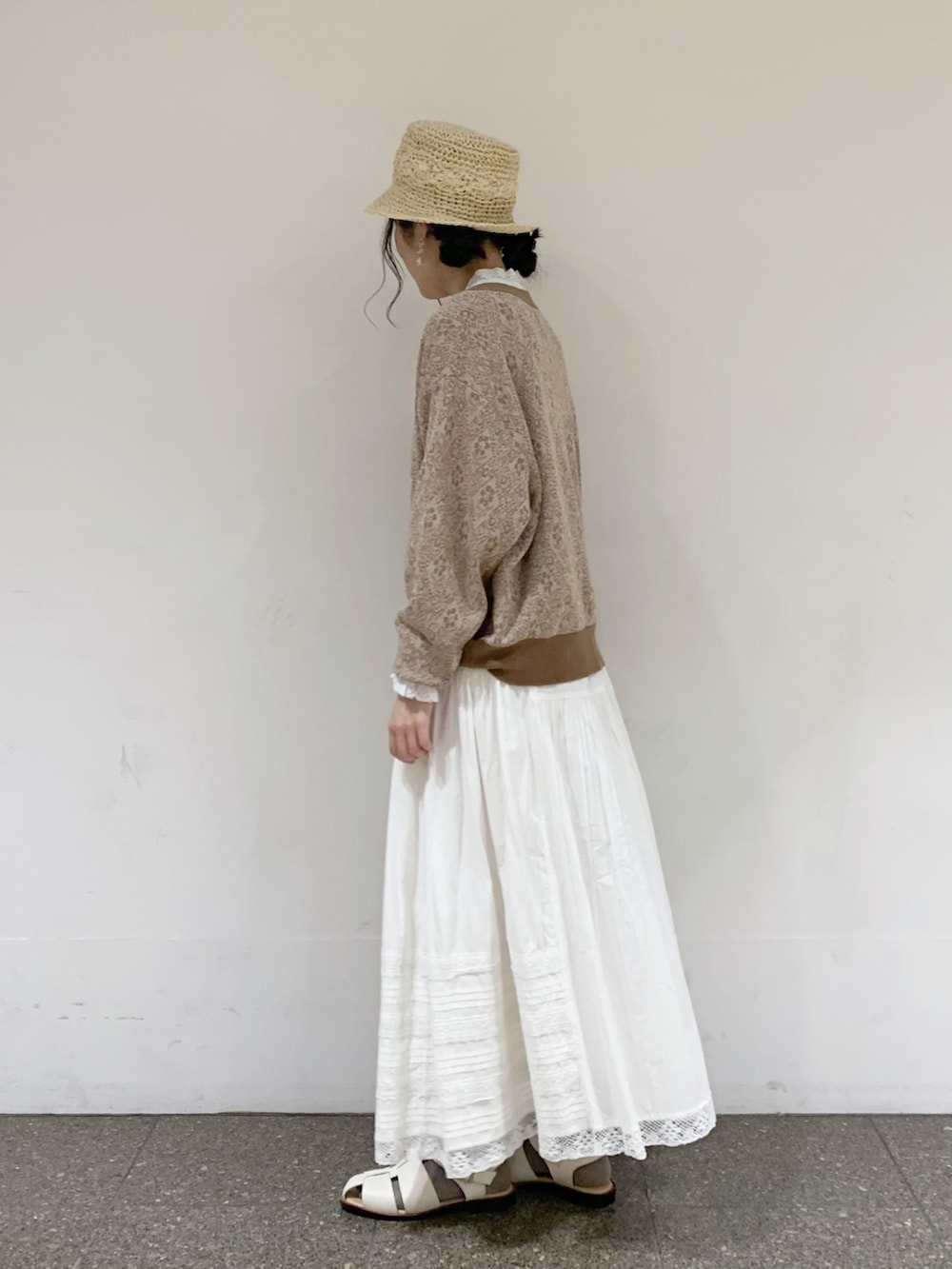 ベージュ系のカーディガン/ボレロ、ホワイト系のシャツ/ブラウス、ホワイト系のスカートを着用したレディースの春コーディネートの2枚目の写真