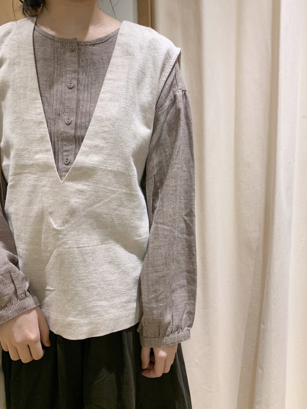 ホワイト系のベスト、ブラウン系のシャツ/ブラウス、ホワイト系のTシャツ/カットソーを着用したレディースの夏コーディネートの5枚目の写真