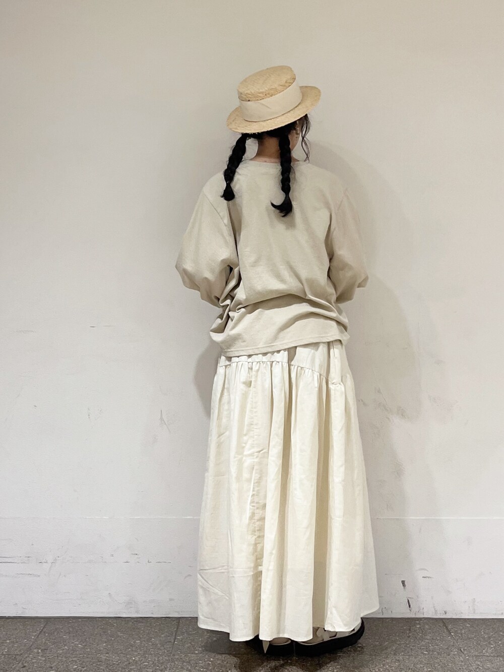 ベージュ系のTシャツ/カットソーを着用したレディースの春コーディネートの4枚目の写真