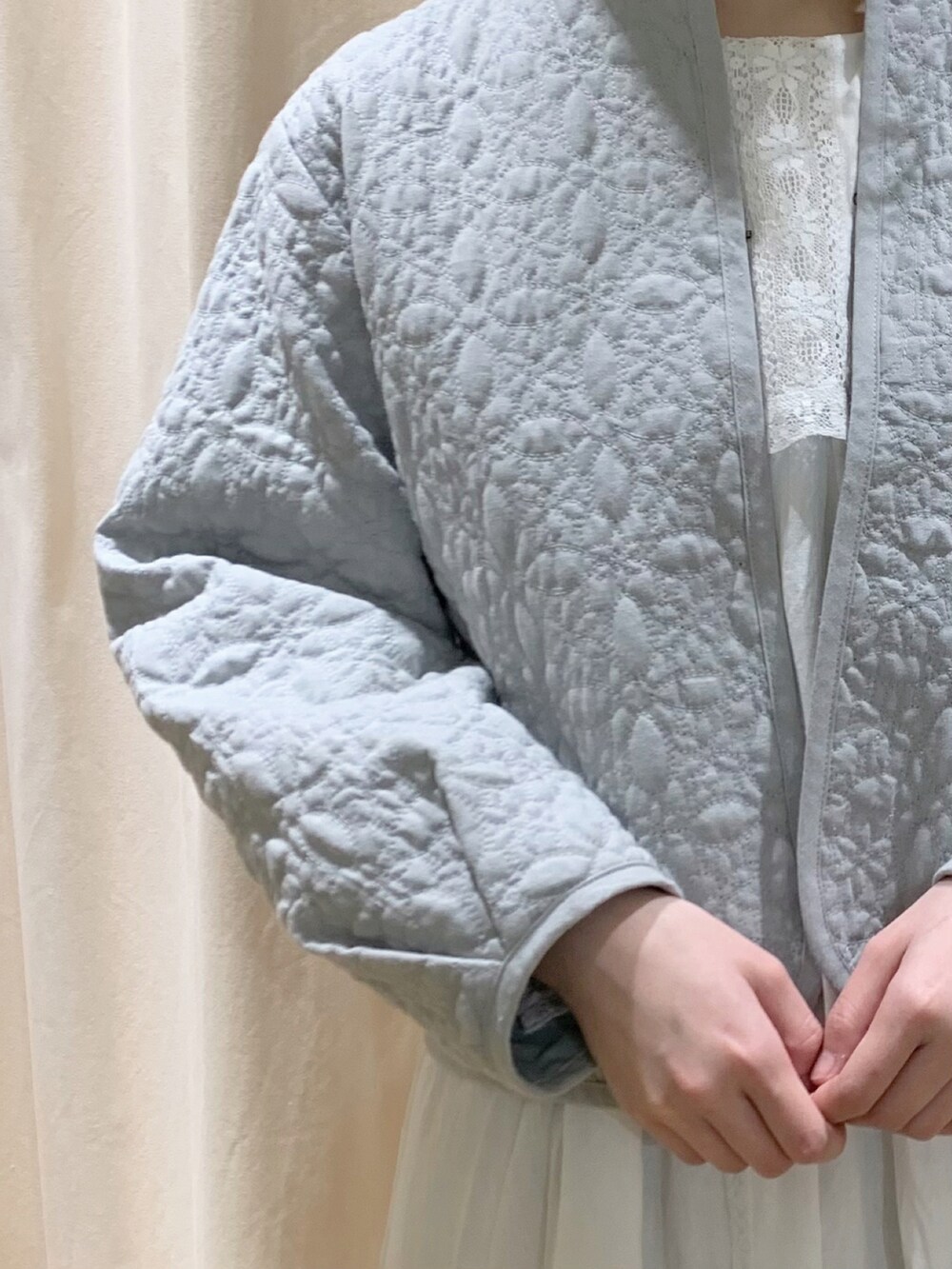 「春コーデ、Samansa Mos2、サマンサ モスモス(Samansa Mos2)、kazumiコラボ、ワントーンコーデ、淡色コーデ、アウター、ジャケット、ゆるコーデ、レイヤードスタイル、大人ガーリー、TSUHARU by Samansa Mos2、ワンピース、レース、セーラーカラー」|「Samansa Mos2の花柄ステッチキルトジャケット(ノーカラージャケット、ブルー系)」を使った、marin.🐏さん(レディース・160cm)の冬コーディネートの5枚目の写真