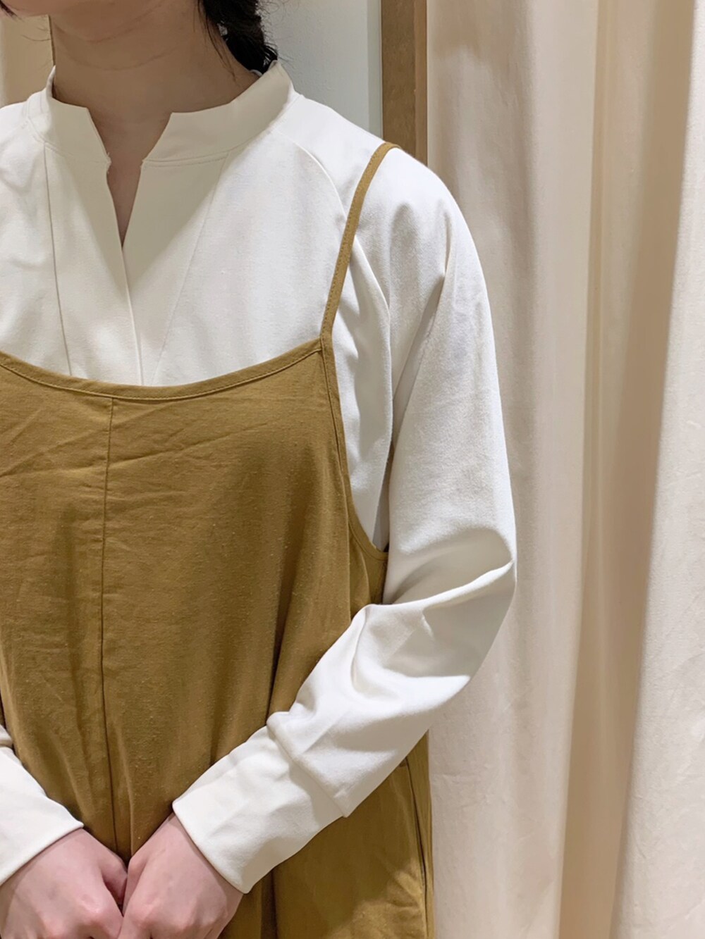 ブラウン系のワンピース、ホワイト系のカーディガン/ボレロ、ブラウン系のサンダルを着用したレディースの春コーディネートの4枚目の写真