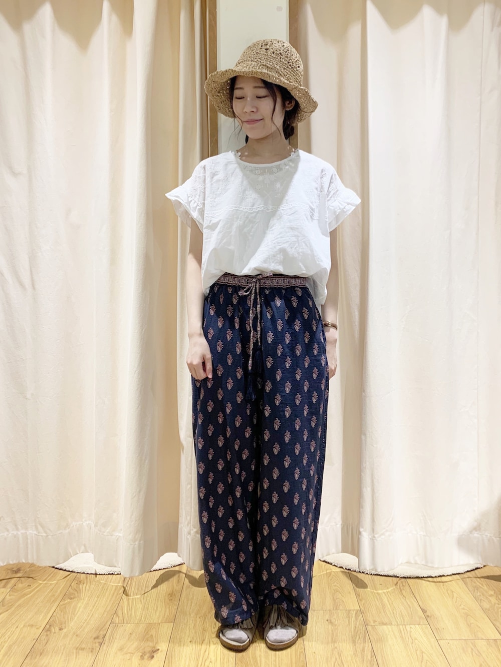 ホワイト系のTシャツ/カットソー、ブルー系のその他パンツ、ベージュ系のワンピースを着用したレディースの春コーディネートの4枚目の写真