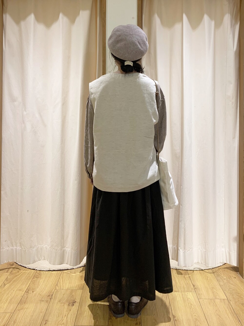 ホワイト系のベスト、ブラウン系のシャツ/ブラウス、ホワイト系のTシャツ/カットソーを着用したレディースの夏コーディネートの4枚目の写真