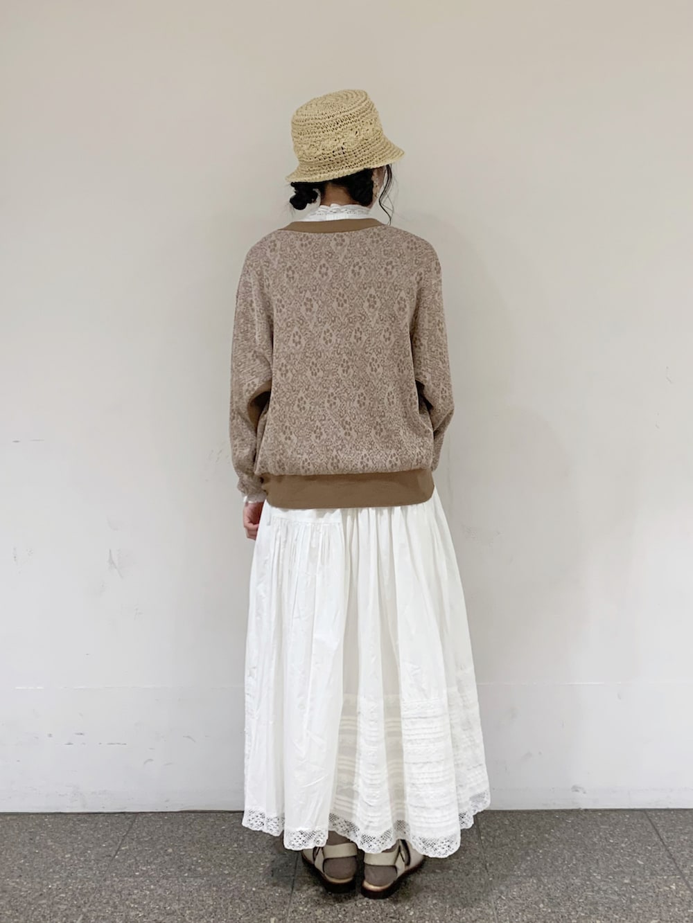 ベージュ系のカーディガン/ボレロ、ホワイト系のシャツ/ブラウス、ホワイト系のスカートを着用したレディースの春コーディネートの3枚目の写真