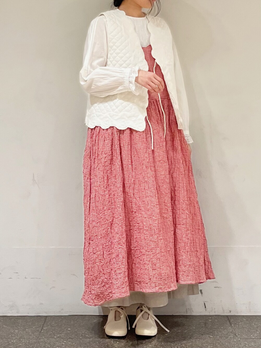 「ゆるコーデ、ナチュラル、ガーリー、ゆべしコラボ、ゆべし×SamansaMos2、キャミワンピ、ベスト、レッド」|「Samansa Mos2のレース切替ワンピース(ワンピース、ホワイト系)」を使った、marin.🐏さん(レディース・160cm)の春コーディネートの4枚目の写真