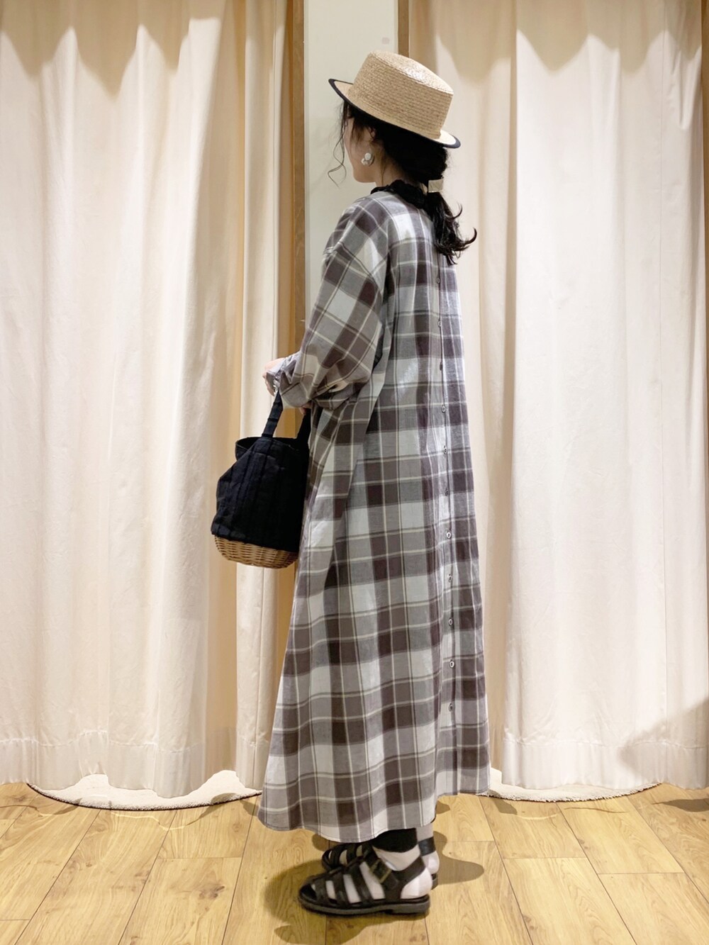 ブラウン系のワンピース、ブラック系のTシャツ/カットソー、グレー系のその他パンツを着用したレディースの春コーディネートの3枚目の写真