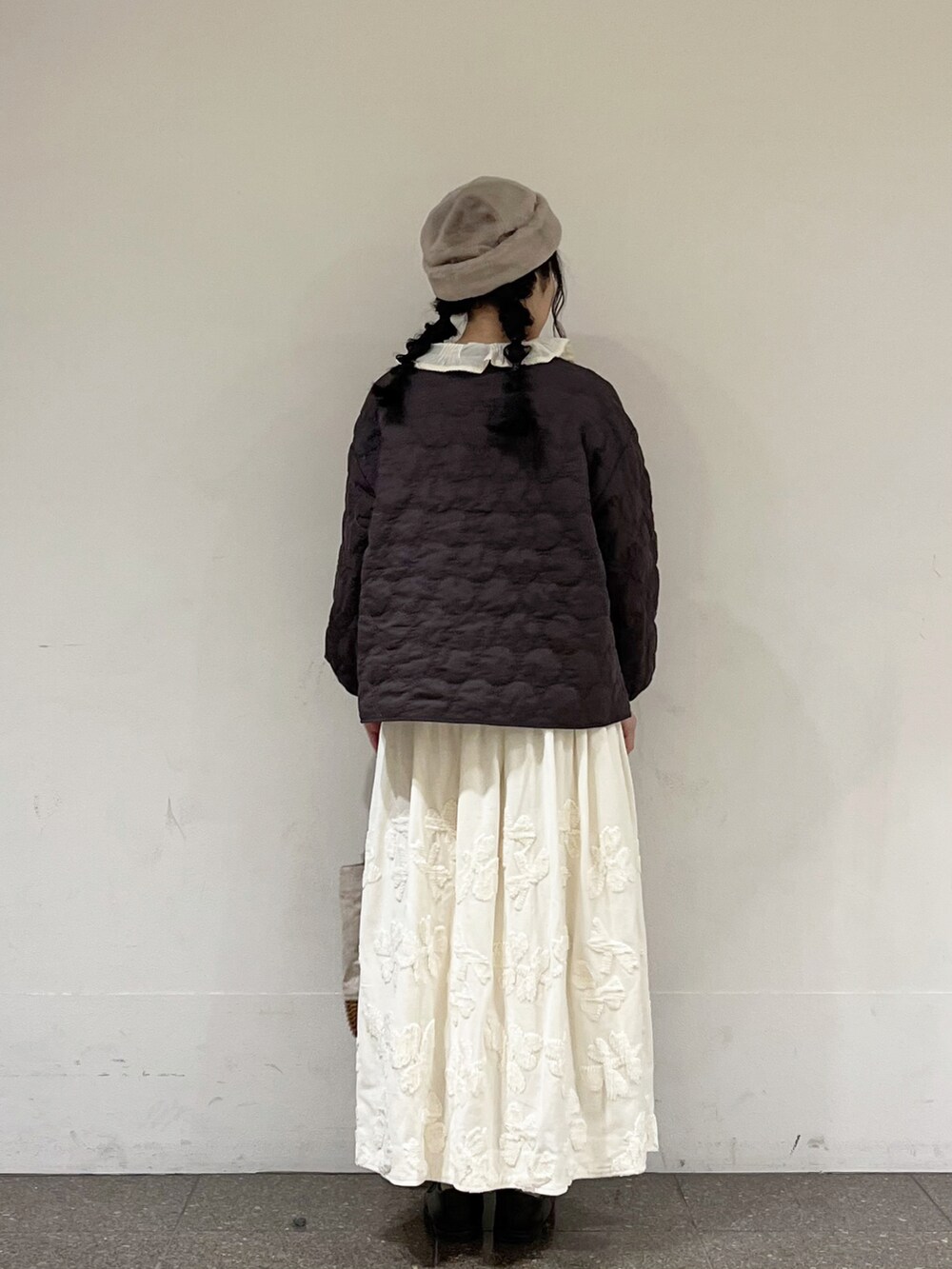 グレー系のノーカラージャケット、ホワイト系のスカート、ホワイト系のシャツ/ブラウスを着用したレディースの秋コーディネートの3枚目の写真