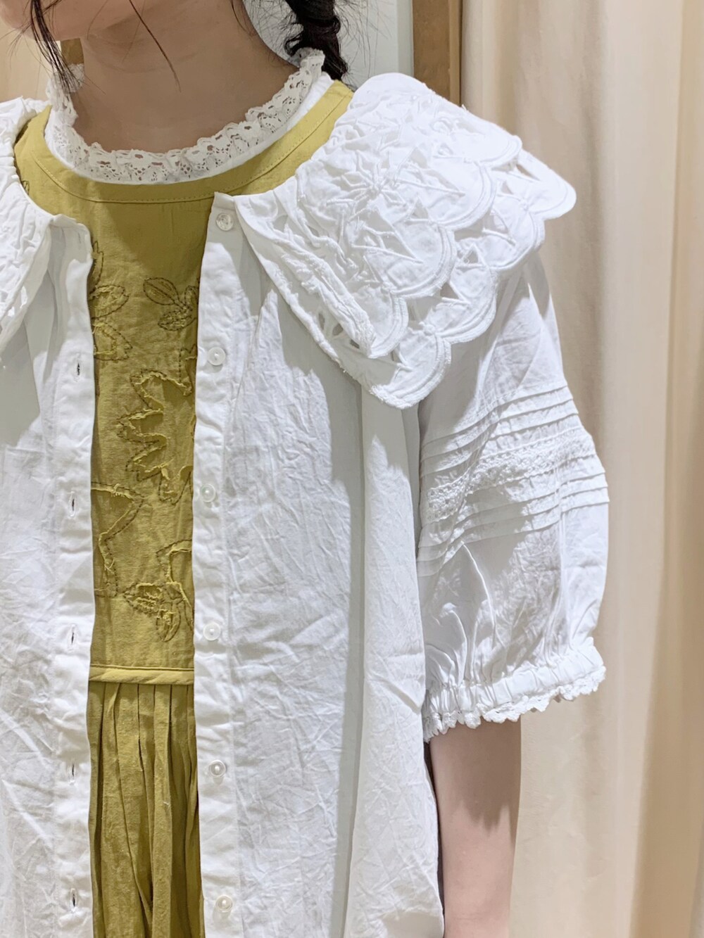 ホワイト系のシャツ/ブラウス、グリーン系のワンピース、ホワイト系のタンクトップを着用したレディースの春コーディネートの4枚目の写真