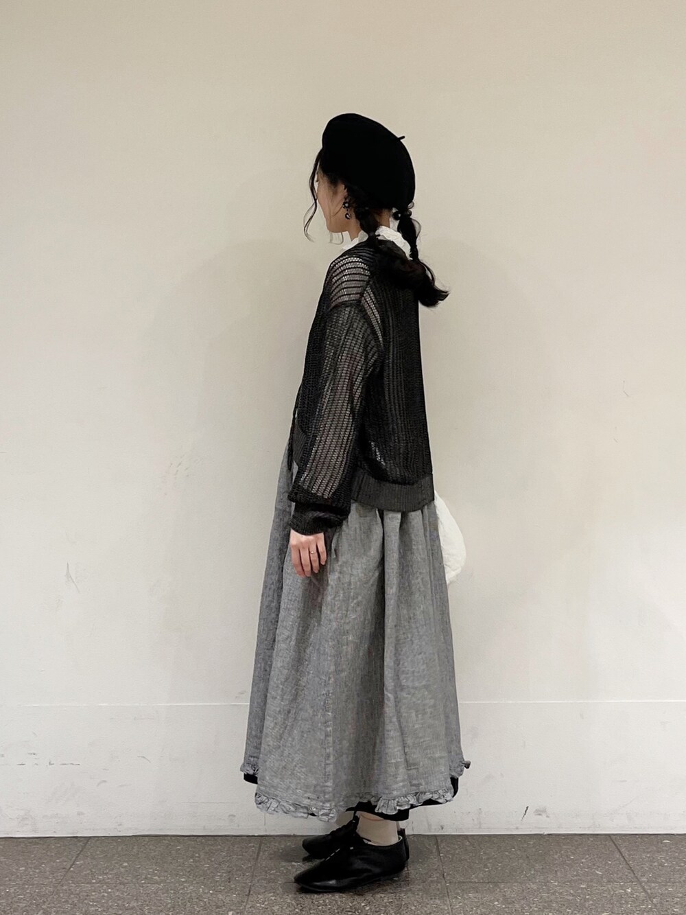 「ゆるコーデ、ナチュラル、ガーリー、モノトーン、Samansa Mos2、サマンサ モスモス(Samansa Mos2)」|「Samansa Mos2の【Water less Linen】前後2WAYジャンパースカート(ワンピース、ブラック系)」を使った、marin.🐏さん(レディース・160cm)の春コーディネートの3枚目の写真