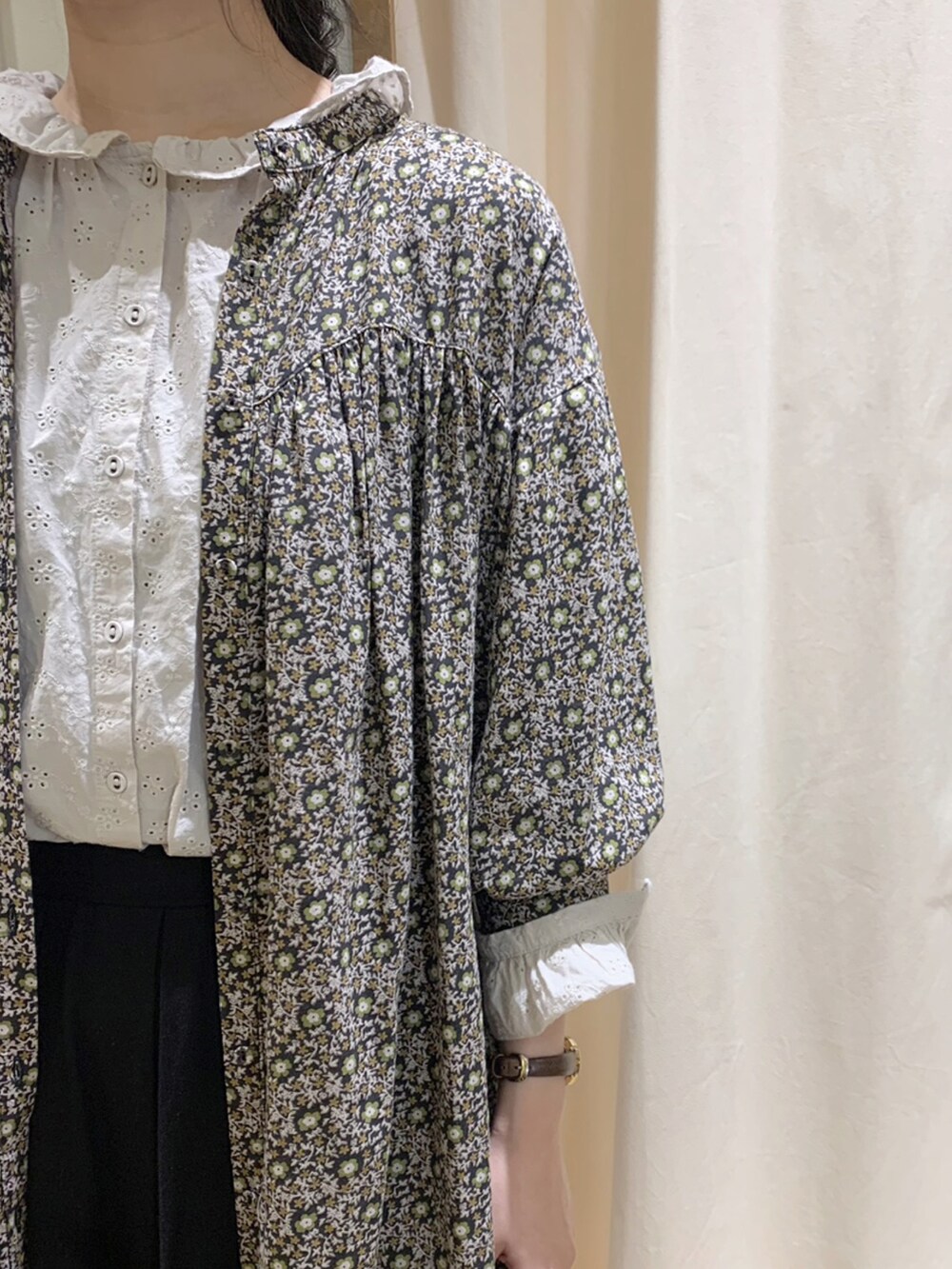 グレー系のワンピース、ホワイト系のシャツ/ブラウス、ブラック系のスカートを着用したレディースの秋コーディネートの5枚目の写真