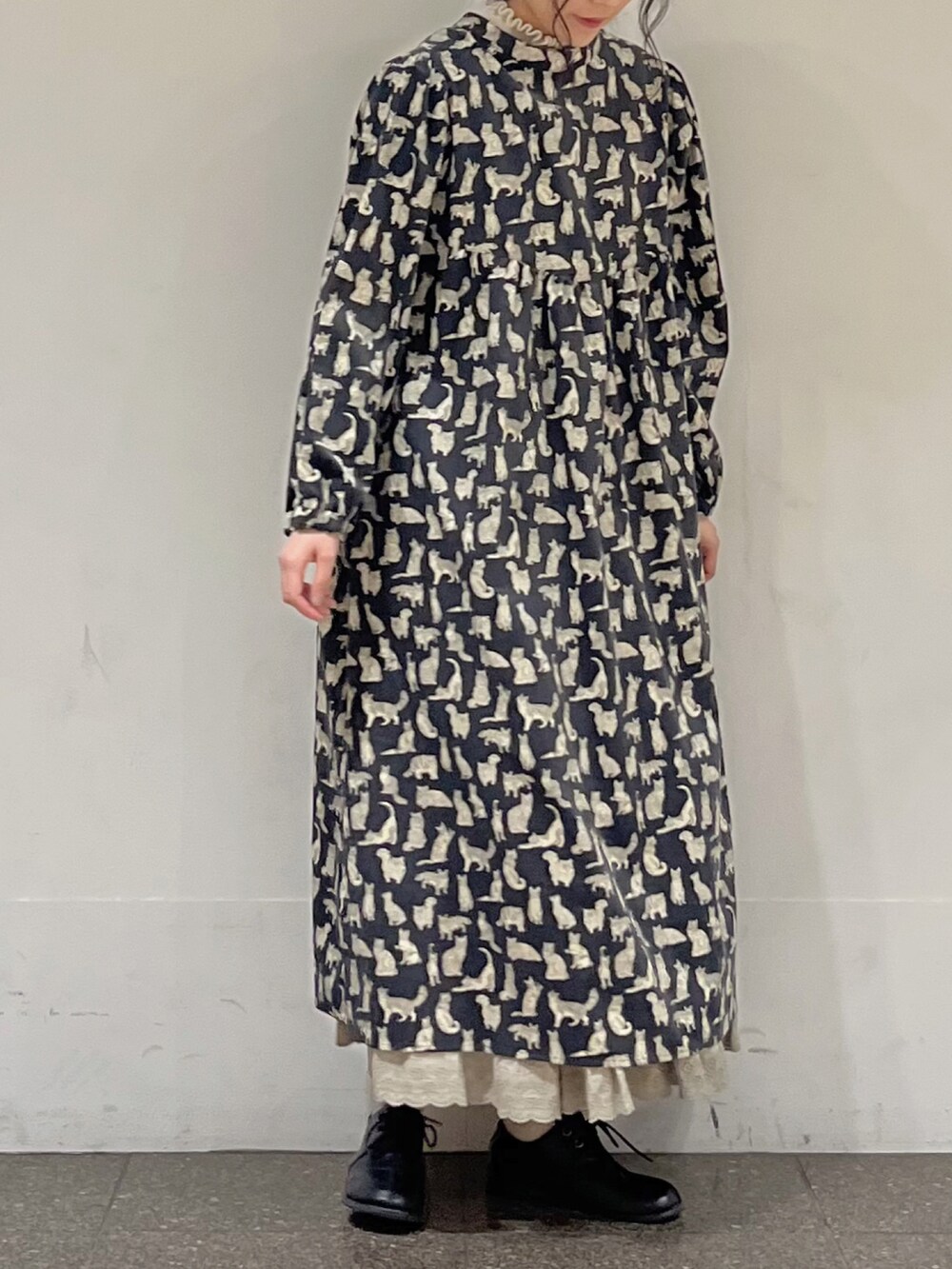 グレー系のワンピース、ベージュ系のスカート、ベージュ系のニット/セーターを着用したレディースの秋コーディネートの4枚目の写真