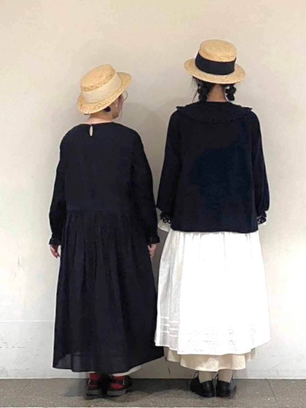 ベージュ系のスカート、ブラック系のシャツ/ブラウス、ブラック系のワンピースを着用したレディースの冬コーディネートの4枚目の写真