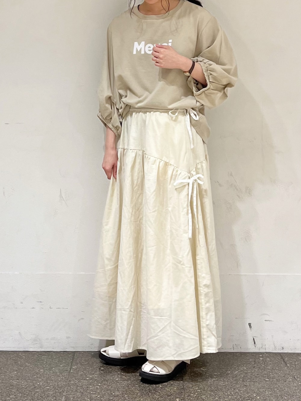 ベージュ系のTシャツ/カットソーを着用したレディースの春コーディネートの2枚目の写真