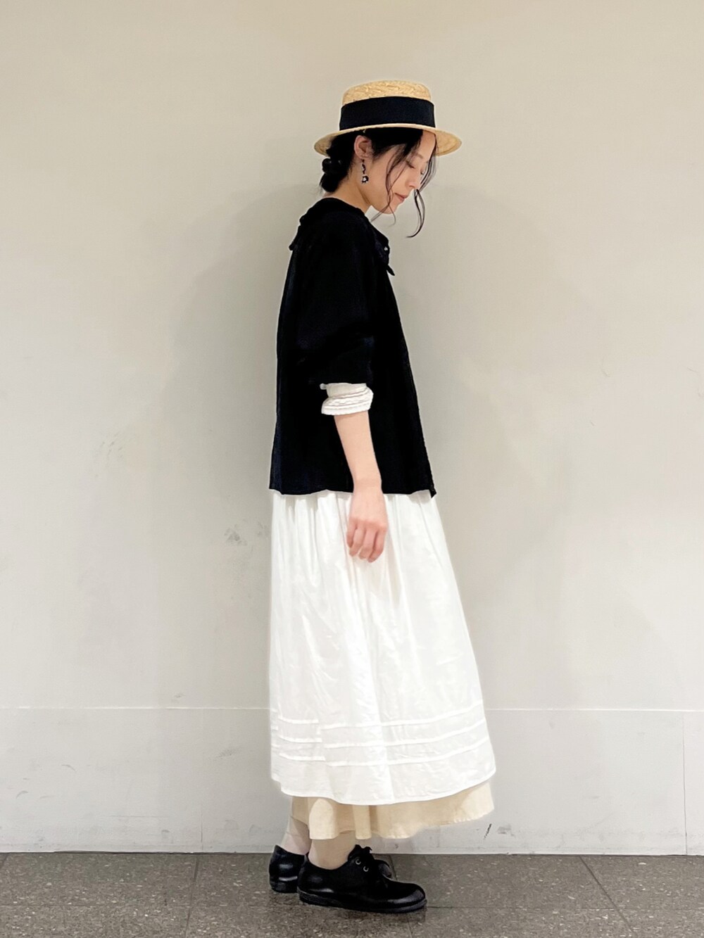 ホワイト系のワンピース、ベージュ系のスカート、ホワイト系のワンピースを着用したレディースの冬コーディネートの3枚目の写真