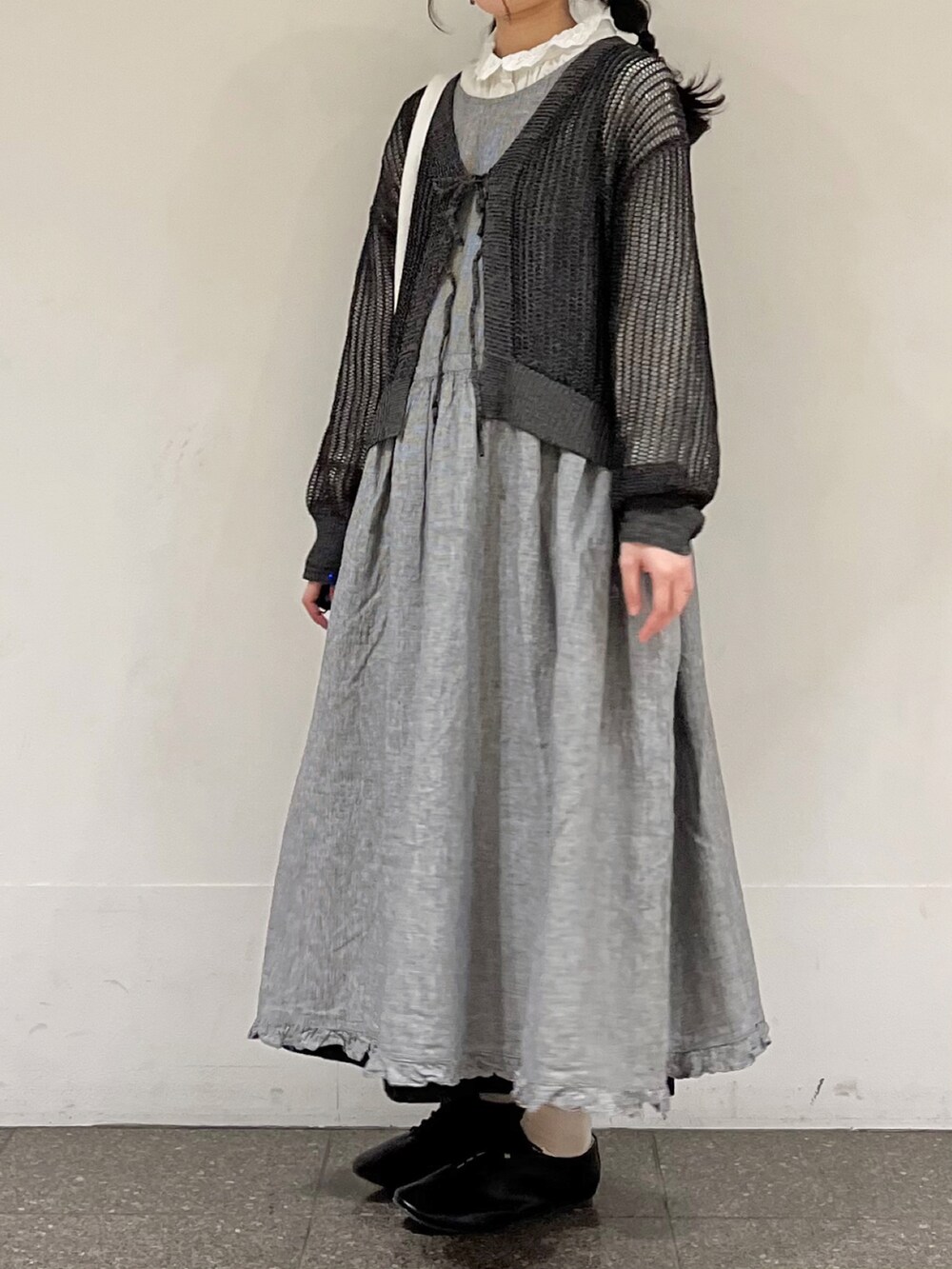 「ゆるコーデ、ナチュラル、ガーリー、モノトーン、Samansa Mos2、サマンサ モスモス(Samansa Mos2)」|「Samansa Mos2の【Water less Linen】前後2WAYジャンパースカート(ワンピース、ブラック系)」を使った、marin.🐏さん(レディース・160cm)の春コーディネートの2枚目の写真