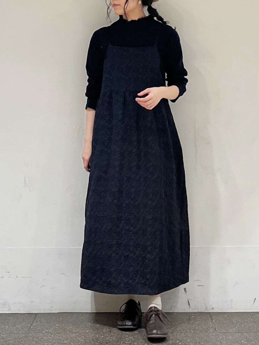 ブラック系のワンピース、ブラック系のTシャツ/カットソーを着用したレディースの冬コーディネートの2枚目の写真