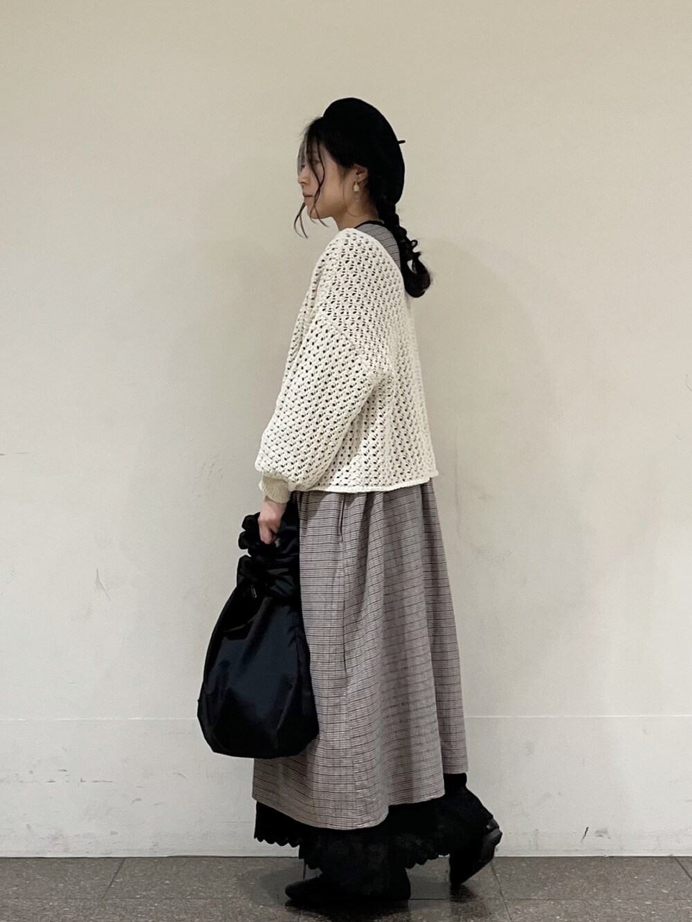 ブラック系のワンピース、ベージュ系のカーディガン/ボレロ、ブラック系のスカートを着用したレディースの冬コーディネートの4枚目の写真