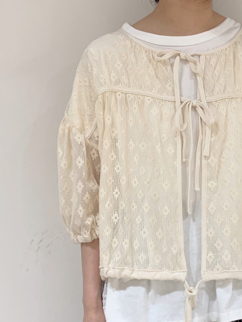 ホワイト系のシャツ/ブラウス、ホワイト系のTシャツ/カットソー、ホワイト系のTシャツ/カットソーを着用したレディースの夏コーディネートの4枚目の写真