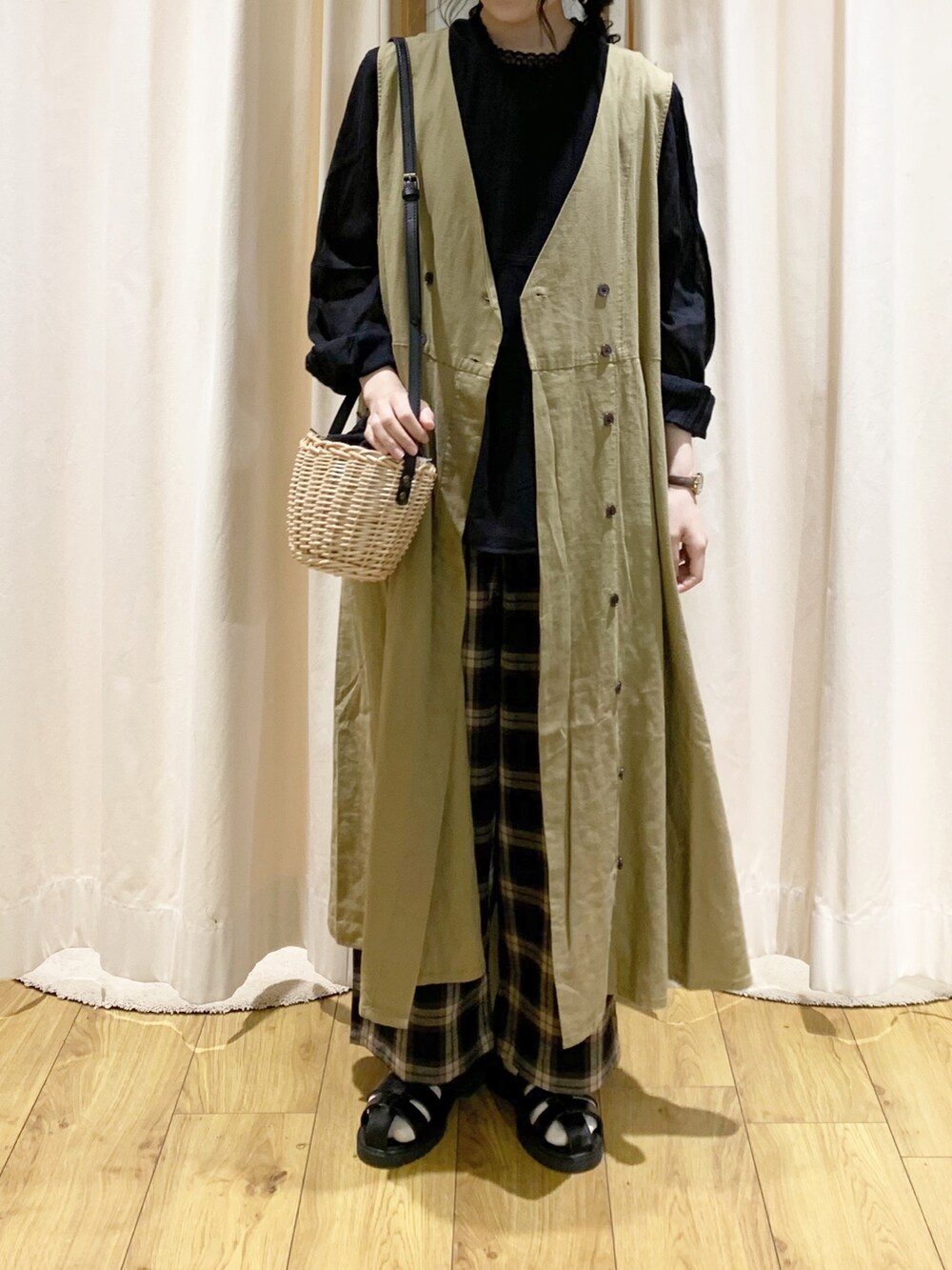 イエロー系のワンピース、ブラック系のシャツ/ブラウス、グレー系のその他パンツを着用したレディースの春コーディネートの5枚目の写真